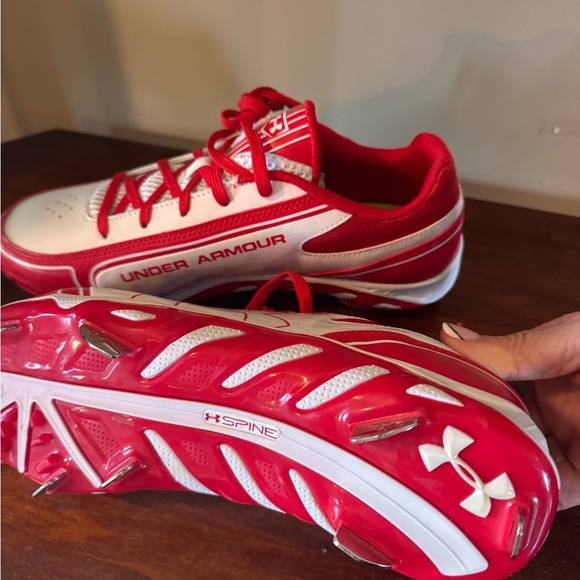 Under Armour women’s Red and White softball spine glyde cleats new without tags - Picture 4 of 6